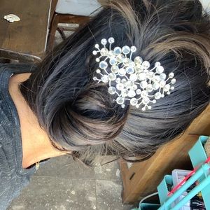 Bridal decorative hair accessory